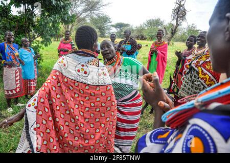 Maasai-Frauen tanzen und singen im Kreis Stockfoto