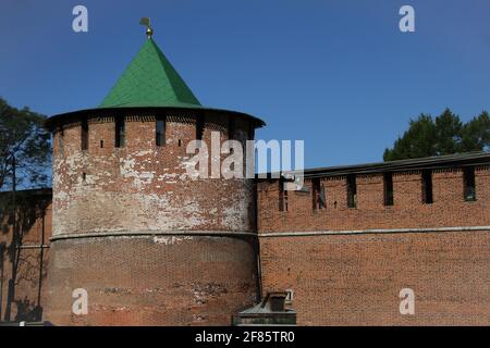 Einer der Türme und ein Fragment der Festungsmauer des Kremls von Nischni Nowgorod, Russland. Stockfoto