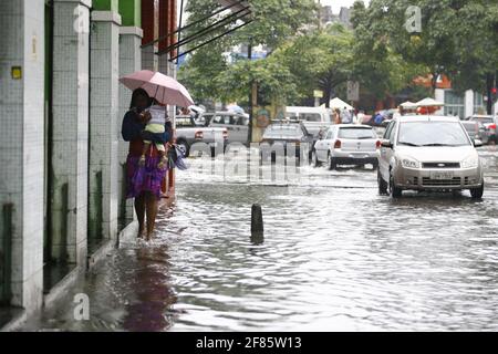 salvador, bahia / brasilien - 23. september 2014: Während der Regenzeit in der Stadt Salva wird eine Person in einer überfluteten Straße im Stadtteil Calcada gesehen Stockfoto