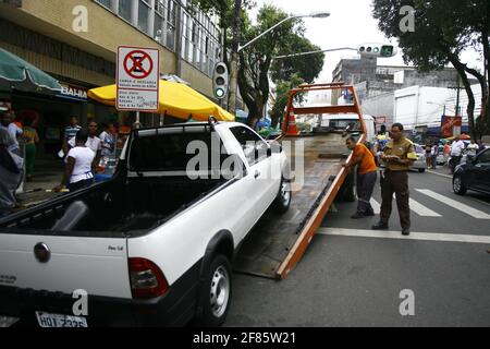 salvador, bahia / brasilien - 15. november 2016: Salvador City Traffic Officers machen an einem verbotenen Ort auf der Avenida S Angst vor einem stationären Fahrzeug Stockfoto