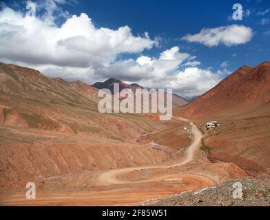 Schönes Landschaftspanorama des Pamir-Gebirges in Kirgisistan. Rot gefärbter Berg. Pamir Autobahn, Dach der Welt, Kirgisistan und Tadschikistan Stockfoto