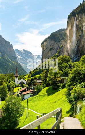 Die Kirche und der Staubbachfall in Lauterbrunnen, Schweiz Stockfoto