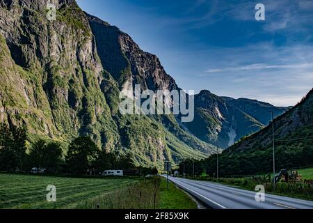 Viking Valley zwischen den Bergen in Norwegen mit E16 Panorama Straße bei sonnigem Tag Stockfoto