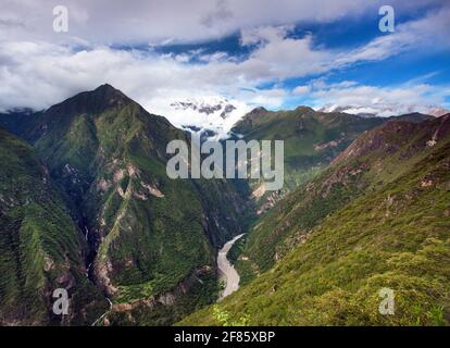 Rio Apurimac, Apurimac ist der obere Teil des langgezogensten und größten Amazonas-Flusses, Blick vom Choquequirao-Wanderweg, Cuzco-Gebiet, peruanischen Anden Stockfoto