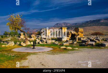 Nach dem Museum gibt es unter den Ruinen von Hierapolis viel zu sehen. Das meiste, was Sie heute sehen, stammt aus der römischen Zeit, wie die ursprüngliche Hellenisti Stockfoto