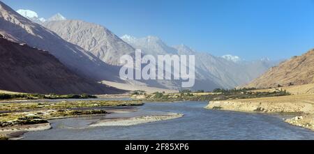 Panj Fluss und hindukusch Berge Panoramablick. Panj ist der obere Teil des Flusses Amu Darya. Grenze zwischen Tadschikistan und Afghanistan. Pamir Highway Stockfoto
