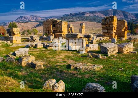 Nach dem Museum gibt es unter den Ruinen von Hierapolis viel zu sehen. Das meiste, was Sie heute sehen, stammt aus der römischen Zeit, wie die ursprüngliche Hellenisti Stockfoto