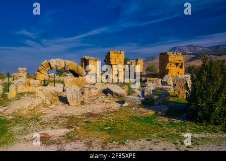 Nach dem Museum gibt es unter den Ruinen von Hierapolis viel zu sehen. Das meiste, was Sie heute sehen, stammt aus der römischen Zeit, wie die ursprüngliche Hellenisti Stockfoto