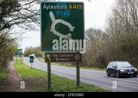 Wendover, Großbritannien. April 2021. Anti-HS2-Graffiti auf einem Straßenschild neben der A413. An mehreren Standorten zwischen Great Missenden und Wendover in der Chilterns AONB finden nun Baumpflege-Arbeiten für das Hochgeschwindigkeits-Eisenbahnverbindungsprojekt HS2 statt. Kredit: Mark Kerrison/Alamy Live Nachrichten Stockfoto