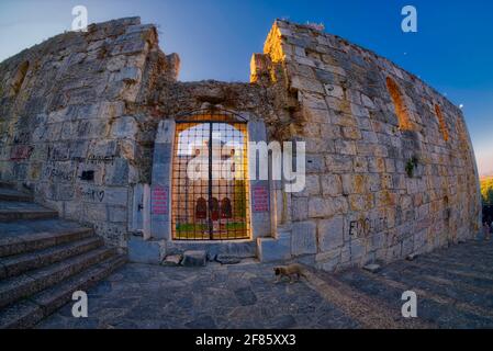 Nach der Inschrift am Westtor wurde die Moschee Dımaski vom Architekten Ali 1375 aus Damaskus auf Wunsch des Sultans erbaut Stockfoto