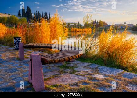 Pamukkale ist eine Stadt im Westen der Türkei, die für ihr mineralreiches Thermalwasser bekannt ist, das auf weißen Travertin-Terrassen auf einem nahegelegenen Hügel fließt. Es wiehert Stockfoto