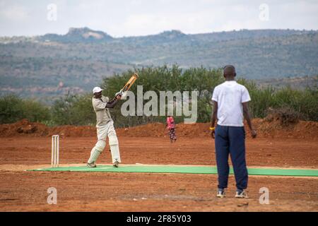 Männer spielen Cricket in Kenia in der Nähe von Nanyuki auf einem Dreck Angezeigt Stockfoto