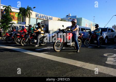 salvador, bahia / brasilien - 10. dezember 2013: Motorradfahrer werden in einem von Autos getrennten Bereich in der Nähe des Fußgängerübergangs in der Stadt Salvado gesehen Stockfoto