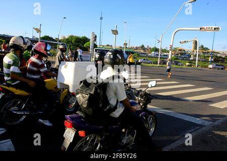 salvador, bahia / brasilien - 10. dezember 2013: Motorradfahrer werden in einem von Autos getrennten Bereich in der Nähe des Fußgängerübergangs in der Stadt Salvado gesehen Stockfoto