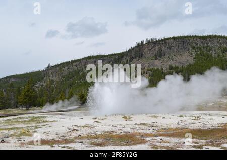 Spätherbsting im Yellowstone National Park: Juwel-Geysir der Sapphire Group im Biscuit Basin Gebiet des Upper Geyser Basin und des Madison Plateau Stockfoto