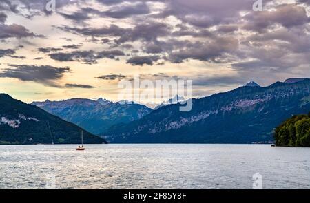 Sonnenuntergang am Thunersee in der Schweiz Stockfoto