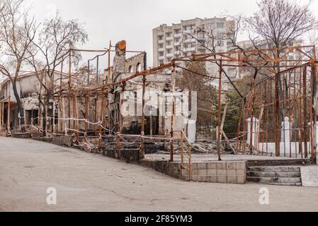 Folgen des Feuers von Einkaufszentren. Ausgebrannter Markt in der Nähe des Feodosiya-Damms. All das bleibt nach dem Feuer. Stockfoto