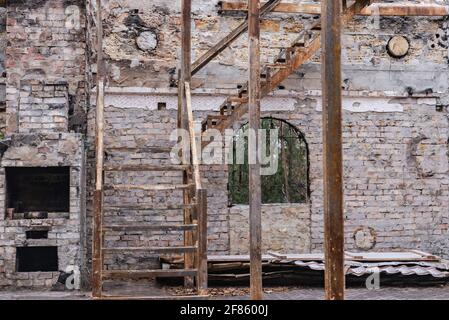 Folgen des Feuers von Einkaufszentren. Ausgebrannter Markt in der Nähe des Feodosiya-Damms. All das bleibt nach dem Feuer. Stockfoto