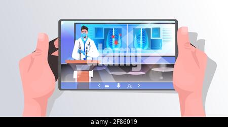Männlicher Arzt in Maske hält Rede an Tribüne mit Mikrofon Auf dem Tablet-Bildschirm Kampf gegen Coronavirus Stock Vektor