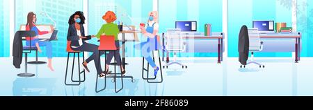 Mischen Sie Rennen Geschäftsfrauen in Masken arbeiten und miteinander reden in Coworking Center Coronavirus Pandemie Stock Vektor