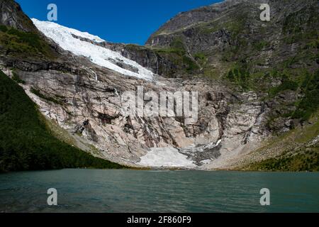 Briksdalsbreen Arm des Jostedalsbreen-Gletschers aktueller Zustand im Jahr 2019, Jostedalsbreen-Nationalpark, Norwegen Stockfoto