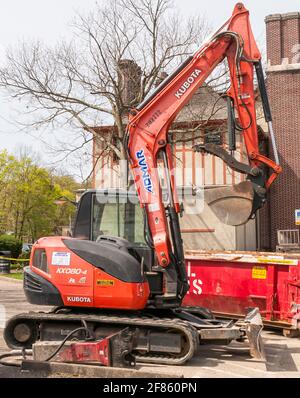 Ein kleiner Hydraulikbagger auf einer Baustelle im Mellon Park an einem sonnigen Frühlingstag, Pittsburgh, Pennsylvania, USA Stockfoto