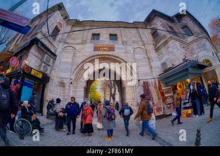 Der große Basar (türkisch: Kapalıçarşı, bedeutet ‘überdachter Markt’; auch Büyük Çarşı, bedeutet ‘großer Markt’) in Istanbul ist einer der größten und alten Stockfoto