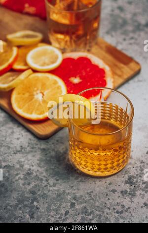 Zitruscocktail in einem Whiskey-Glas mit Zitronen und Grapefruit Stockfoto