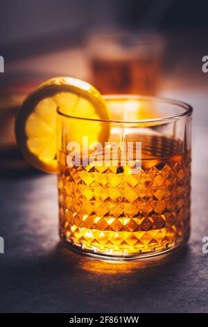 Zitruscocktail in einem Stein-Whiskey-Glas mit Zitrone Stockfoto