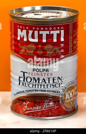 Tomaten Fruchtfleisch aus Mutti. Mutti - Industria Conserve Alimentari ist ein italienisches Unternehmen, das sich auf konservierte Lebensmittel, partische, spezialisiert hat Stockfoto