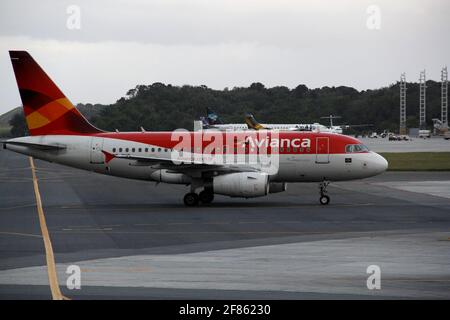 salvador, bahia / brasilien - 21. april 2013: Airbus der Firma Avianca wird während des Landevorgangs auf dem Flughafen der Stadt Salvador gesehen. *** Stockfoto