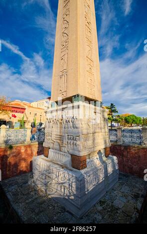 Das Denkmal steht auf einem Marmorsockel und zeigt den byzantinischen Kaiser Teodosius I. und die Menschen, die die Rennen beobachten. Es ist auch möglich zu se Stockfoto