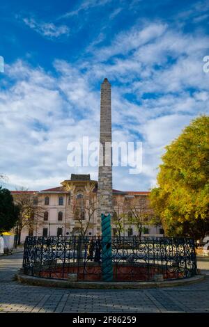 ￼die Serpentinsäule ist eines der sehr ungewöhnlichen Denkmäler in Istanbul, das den Platz schmückt. Die Säule ist ein Talisman, der vom Delphi TEM mitgebracht wurde Stockfoto