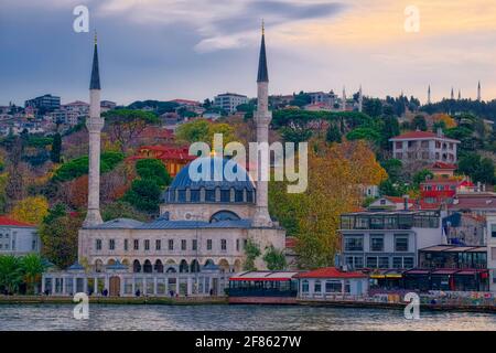 Beylerbeyi ist ein Stadtteil in der Gemeinde Üsküdar in Istanbul, Türkei. Es liegt am asiatischen Ufer des Bosporus, nördlich des Bo Stockfoto