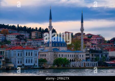 Beylerbeyi ist ein Stadtteil in der Gemeinde Üsküdar in Istanbul, Türkei. Es liegt am asiatischen Ufer des Bosporus, nördlich des Bo Stockfoto