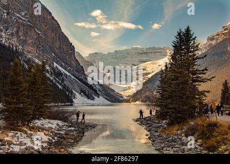 Winter-Sonnenaufgang über dem malerischen See Laus in Banff Nationalpark, Alberta, Kanada Stockfoto