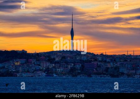 Der Camlica-Turm befindet sich auf der asiatischen Seite Istanbuls und wird der höchste Turm in Europa sein, da er auf einem der höchsten Hügel Istanbuls, dem Camli, errichtet wurde Stockfoto