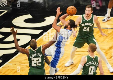 Orlando, Florida, USA, 11. April 2021, Orlando Magic Point Guard Michael Carter-Williams #7 Versuch, während des Spiels im Amway Center einen Korb zu machen (Foto: Marty Jean-Louis/Alamy Live News Stockfoto