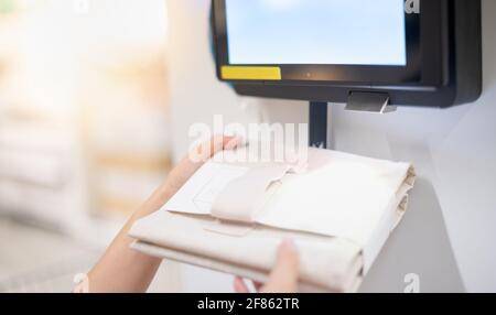 Weibliche Hand halten Waren Scannen Barcode auf Informationsmaschine für die Überprüfung der Preis und Informationen der Ware. Technologie zum Scannen von Barcodes. Stockfoto