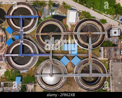 Lufttrohnenansicht Bewegen Sie sich vom Klärbecken nach oben. Luftaufnahme Wasseraufbereitungsanlage. Stockfoto