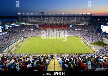 Im Gillette Stadium fand das Viertelfinale des Copa America Centenario zwischen Argentinien (blau und weiß) und Venezuela (rot) in der Stadt Foxborough, Greater B, statt Stockfoto