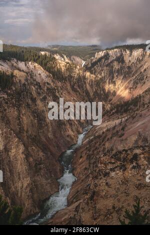 Morgenlicht bricht durch Wolken über dem Yellowstone River vom Blick Auf Den Canyon Stockfoto