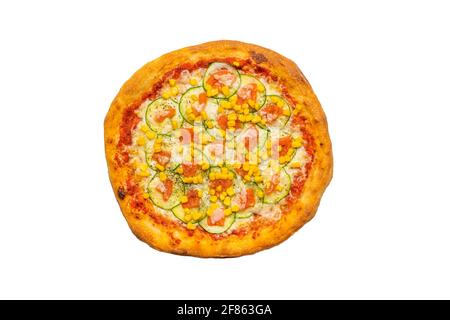 Vegetarische Pizza auf weißem Hintergrund aus Zucchini, Mozzarella, Tomaten und Mais isoliert. Stockfoto