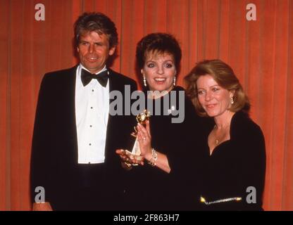 William Devane, Liza Minnelli und Patti Duke nehmen am 24. Januar 1986 an den 43. Jährlichen Golden Globe Awards im Beverly Hilton Hotel in Beverly Hills, Kalifornien, Teil. Quelle: Ralph Dominguez/MediaPunch Stockfoto