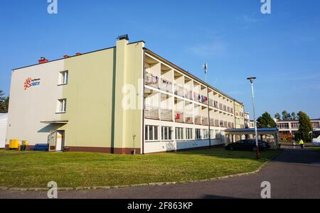 POZNAN, POLEN - 21. Sep 2015: Apartmenthaus mit Balkon an einem sonnigen Tag Stockfoto