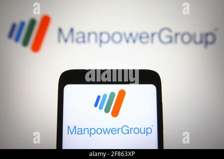 Ukraine. April 2021. In dieser Abbildung ist das ManpowerGroup-Logo auf einem Smartphone und einem pc-Bildschirm zu sehen. (Foto von Pavlo Gonchar/SOPA Images/Sipa USA) Quelle: SIPA USA/Alamy Live News Stockfoto