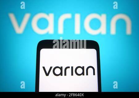 Ukraine. April 2021. In dieser Abbildung ist ein Varian Medical Systems (VAR)-Logo auf einem Smartphone und einem pc-Bildschirm zu sehen. (Foto von Pavlo Gonchar/SOPA Images/Sipa USA) Quelle: SIPA USA/Alamy Live News Stockfoto