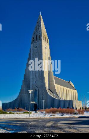 Die Kirche von Hallgrímskirkja ist das Wahrzeichen von Reykjavík und ihr Turm kann von fast überall in der Stadt gesehen werden, aufgenommen in @ Reykjavík, Island Stockfoto