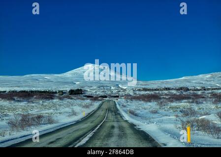 Arnarstapi ist ein Dorf auf der Südseite der Halbinsel Snæfellsnes, das einst ein Angelzentrum war und heute ein Ort ist, an dem Reisende vor dem Betreten tanken können Stockfoto