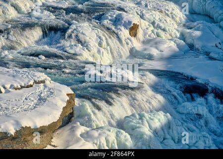 Gullfoss ist der größte Volumenrückfluss in Europa, wobei der durchschnittliche Fluss im Sommer 1400 m³/s und im Winter 80 m³/s beträgt. Der höchste Flo Stockfoto